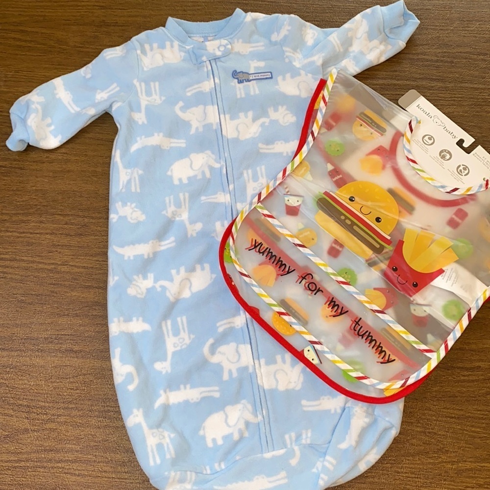 Carter’s sleepbag 0-9 months & bibs
